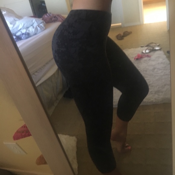 North face workout capris camo pattern - Picture 3 of 3